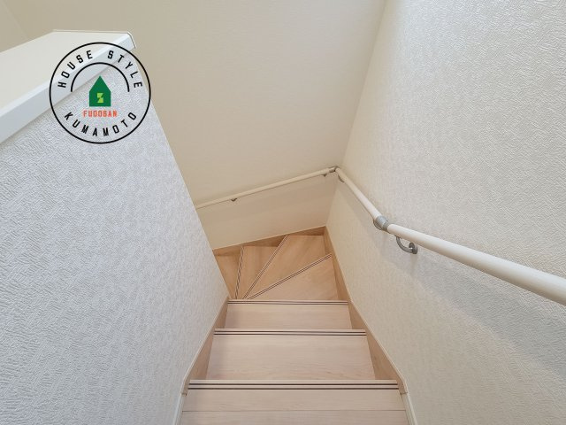 熊本市北区清水東町第2-2棟（1号棟）の内観：施工例|＜手すり付階段＞手すりがないと階段の昇り降りで危険なことはもちろん、壁に手をつきながら歩くことで壁紙が汚れやすくなります。すべての方に快適に昇り降りしていただくため、手すりを設置しました。