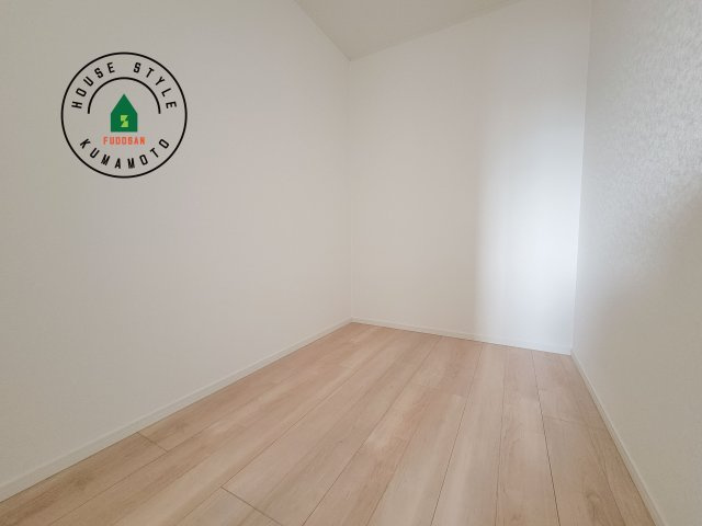 熊本市北区清水東町第2-2棟（1号棟）の内観：施工例|【WIC（ウォークインクローゼット）】 たくさんの洋服をかけてもシワになりにくいウォークインクローゼット。洋服以外にも、普段使わない家電やスーツケース、ストック品など何でも片付く嬉しい空間です。