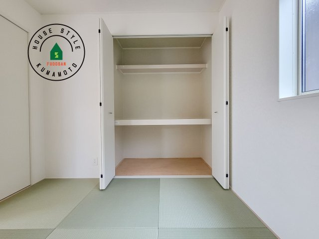 熊本市北区清水東町第2-2棟（1号棟）の内観：施工例|壁面クローゼットのメリットは、衣類が横一列に並ぶためひと目で洋服が選びやすいこと。衣類をたくさんお持ちの方も、限られたスペース内に無理なく収納することができます。