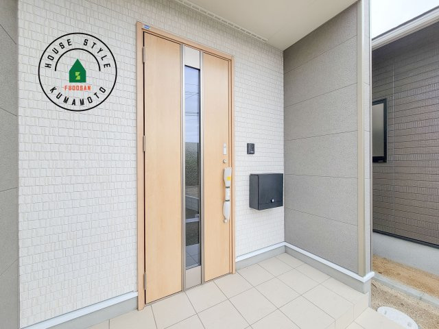 熊本市北区清水東町第2-2棟（1号棟）の外観：施工例|地盤調査済 / 玄関へ向かうまでのアプローチに漂う上質が期待感をもたせます。玄関は建物の顔。落着きを醸し出した自己主張が心に訴えてきます。