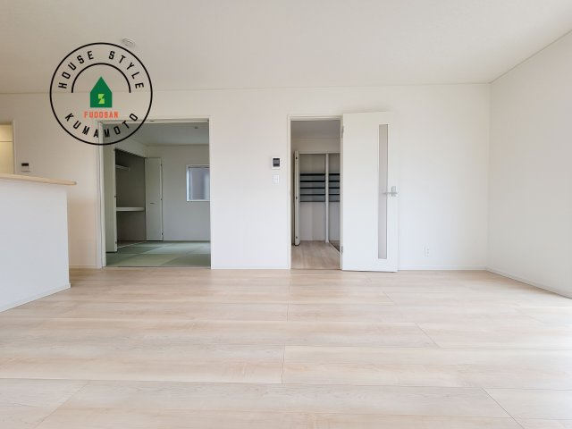 熊本市北区清水東町第2-2棟（1号棟）の内観：施工例|キッチンからリビングをしっかり確認できます。家族の笑顔があふれる空間になりそうですね。※家具はCGを合成したものです。