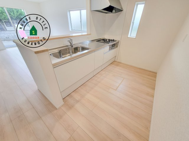 熊本市北区清水東町第2-2棟（1号棟）の内観：施工例|カウンターキッチンなら、リビングで遊ぶ子供の様子を見ながら料理ができるので安心です。料理を運んでもらったり、子供にお手伝いしてもらいやすいのもいいですね。