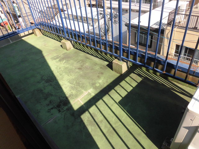 日当たり良好な広いバルコニーです。