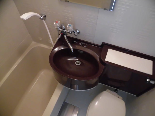 鏡付きの洗面台です。