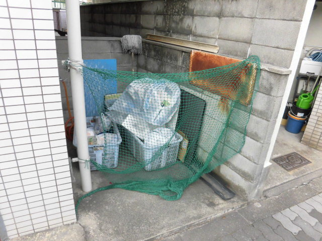 敷地内ゴミ置き場です