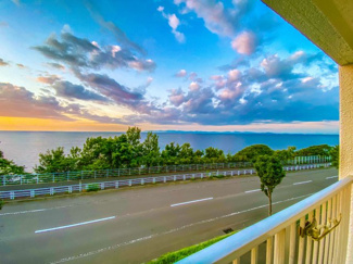 【バルコニー】 | ルシオン小樽 | 夕陽に染まる水平線の大パノラマを眺めながら癒やしのひとときが過ごせるバルコニー