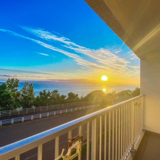 【バルコニー】 | ルシオン小樽 | 目の前に広がる大きな大きな日本海から上りくる朝陽に海は輝きに満ちてます。