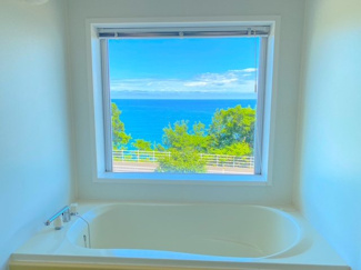 【浴室】 | ルシオン小樽 | 浴室からオーシャンフロントを望み、眼下に広がる日本海を一望しながらゆっくりできます。