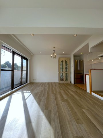 ブランシール碑文谷の居間・リビング|食器キャビネットのみ設置必須