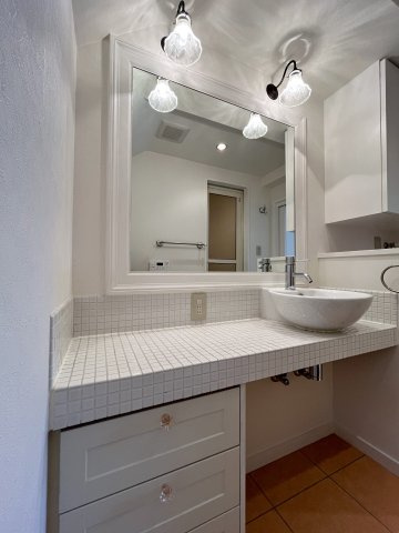 ブランシール碑文谷の洗面所|額縁に入った大きな鏡