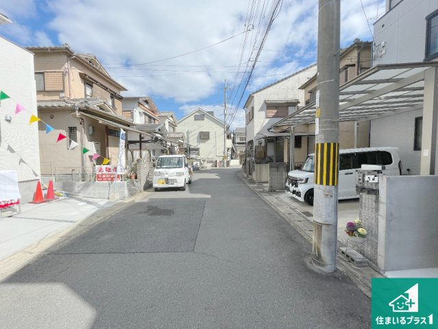 宇治市槇島町一ノ坪　第1期　新築一戸建ての前面道路含む現地写真|周辺は閑静な住宅街！前面道路広々で車の出し入れも便利です。駐車が苦手な方でも安心して車庫入れできます！