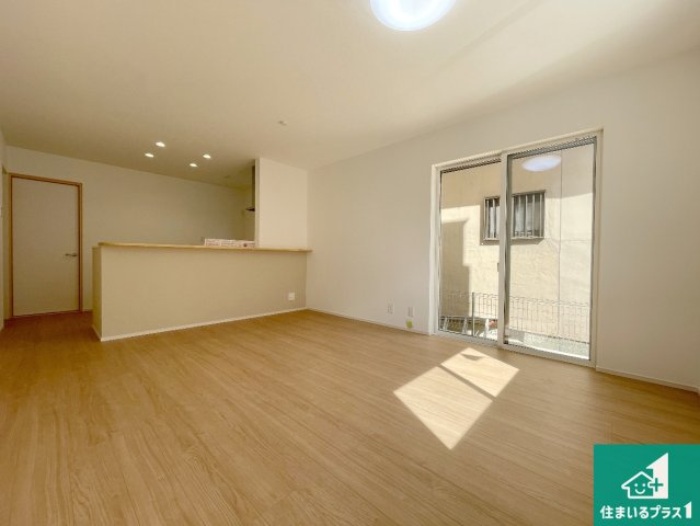 宇治市槇島町一ノ坪　第1期　新築一戸建ての居間・リビング|日当たり良好の明るいリビングで朝の目覚めもスッキリできそう！対面キッチンでご家族のコミュニケーションも自然と増える設計！小さなお子様が遊ぶスペースを作っても広々とくつろげるLDK！