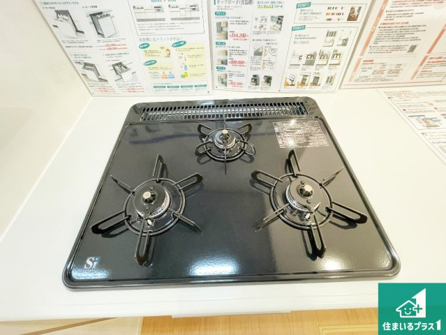 宇治市槇島町一ノ坪　第1期　新築一戸建ての設備|ダブル高火力Ｓｉセンサー付きコンロ！３口あるので、まとめて料理をする時も大活躍！