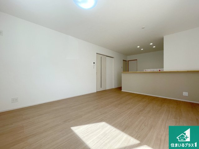 宇治市槇島町一ノ坪　第1期　新築一戸建ての居間・リビング|日当たり良好の明るいリビングで朝の目覚めもスッキリできそう！対面キッチンでご家族のコミュニケーションも自然と増える設計！小さなお子様が遊ぶスペースを作っても広々とくつろげるLDK！