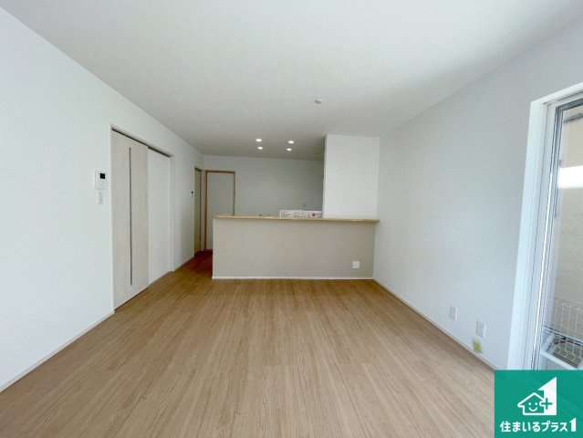 宇治市槇島町一ノ坪　第1期　新築一戸建ての居間・リビング|シンプルなリビングは、観葉植物等のインテリアを楽しめますね！パパ好みにも、ママ好みにも家具次第で雰囲気を変えることができます！