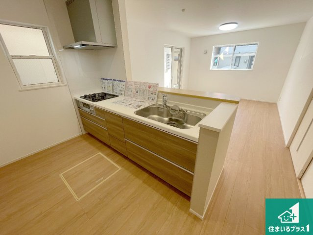 宇治市槇島町一ノ坪　第1期　新築一戸建てのキッチン|リビングと統一感があり、使い勝手のいいキッチン。広々としているので、二人並んで作業が出来ちゃいます。お子様と一緒に色々なお料理に挑戦できるスペースがあります。