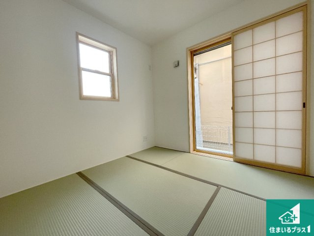 宇治市槇島町一ノ坪　第1期　新築一戸建ての和室|一室あると便利な和室は客間としてだけでなく、小さなお子様のプレイルームや食後のくつろぎスペースとしてもご利用いただけます。収納もついていますので大活躍間違いなし！