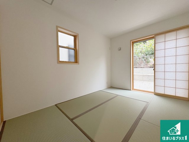 八幡市橋本平野山　第8期　新築一戸建ての和室|一室あると便利な和室は客間としてだけでなく、小さなお子様のプレイルームや食後のくつろぎスペースとしてもご利用いただけます。収納もついていますので大活躍間違いなし！