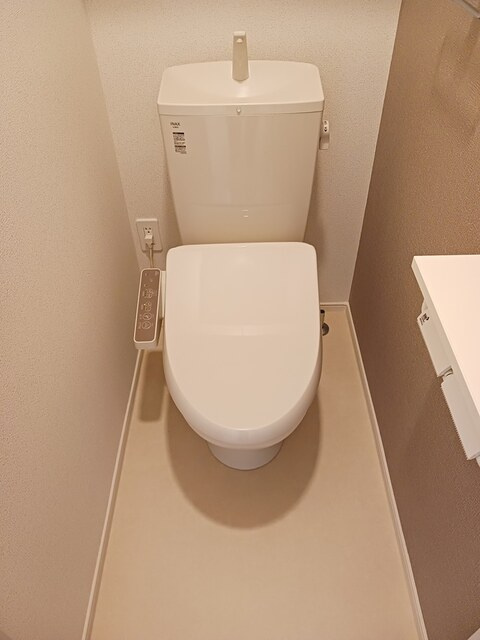 広島市安佐北区可部３丁目のアパートのトイレ|シャワートイレ・収納棚あり