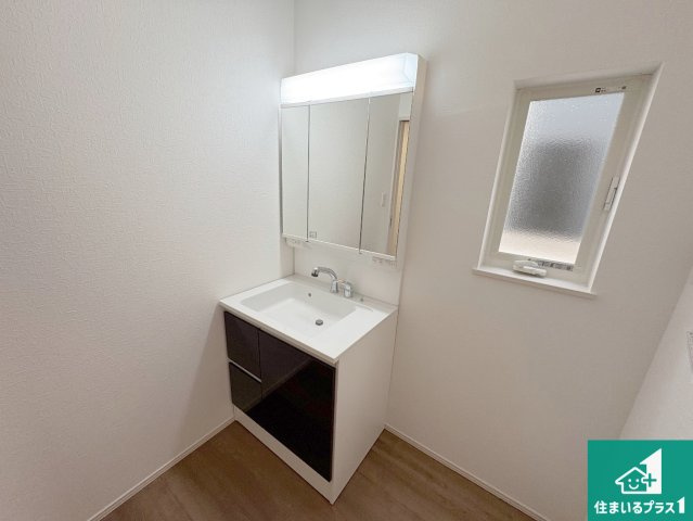 八幡市橋本平野山　第8期　新築一戸建ての独立洗面台|清潔感のある洗面台です。フラットな鏡は掃除がしやすく毎日清潔！鏡裏には収納があるのでスッキリとした洗面台が保てます。