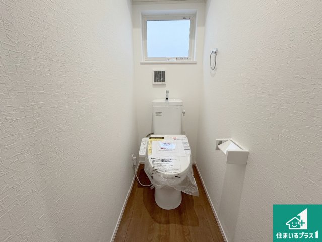 八幡市橋本平野山　第8期　新築一戸建てのトイレ|1・2階の2ヶ所にあるので、朝の忙しい時間の順番待ちもなく、深夜の利用にも大変便利です。