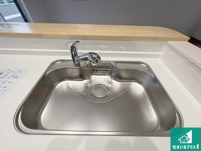 八幡市橋本平野山　第8期　新築一戸建ての浴室|洗い物も楽にできる、広々シンク！