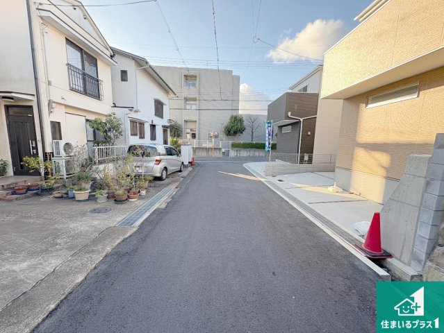八幡市橋本平野山　第8期　新築一戸建ての前面道路含む現地写真|周辺は閑静な住宅街！前面道路広々で車の出し入れも便利です。駐車が苦手な方でも安心して車庫入れできます！