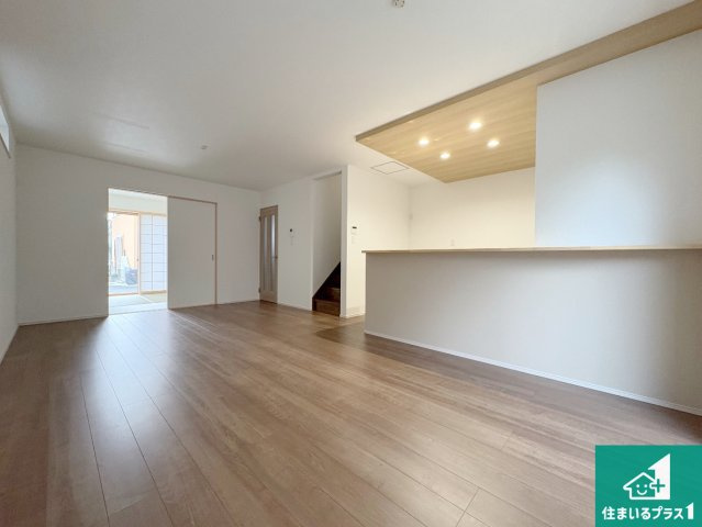 八幡市橋本平野山　第8期　新築一戸建ての居間・リビング|日当たり良好の明るいリビングで朝の目覚めもスッキリできそう！対面キッチンでご家族のコミュニケーションも自然と増える設計！小さなお子様が遊ぶスペースを作っても広々とくつろげるLDK！