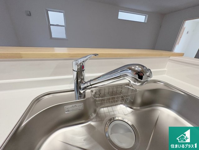 八幡市橋本平野山　第8期　新築一戸建ての設備|浄水器を内蔵！炊飯時、お茶を作る時に安心してお水を使えます！お湯と冷水、浄水と原水、シャワーの切替えもワンタッチです！