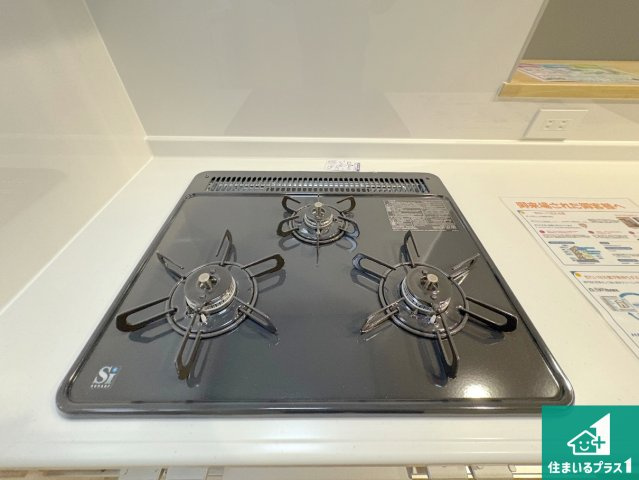 八幡市橋本平野山　第8期　新築一戸建ての設備|ダブル高火力Ｓｉセンサー付きコンロ！３口あるので、まとめて料理をする時も大活躍！