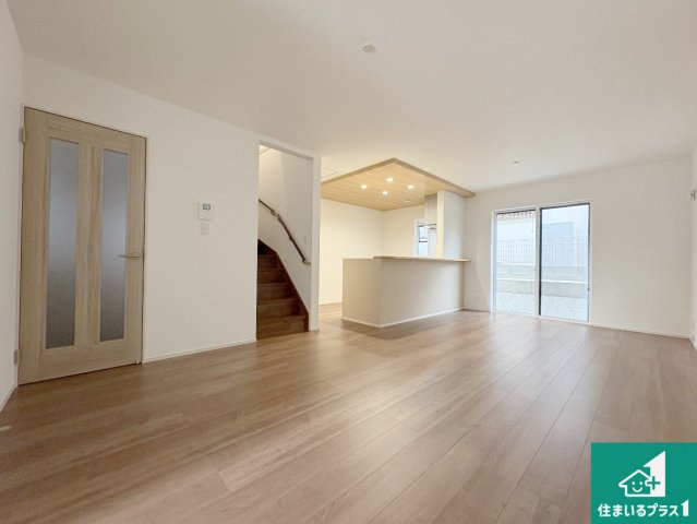 八幡市橋本平野山　第8期　新築一戸建ての居間・リビング|シンプルなリビングは、観葉植物等のインテリアを楽しめますね！パパ好みにも、ママ好みにも家具次第で雰囲気を変えることができます！