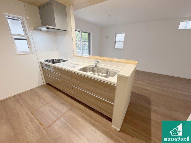 八幡市橋本平野山　第8期　新築一戸建てのキッチン|リビングと統一感があり、使い勝手のいいキッチン。広々としているので、二人並んで作業が出来ちゃいます。お子様と一緒に色々なお料理に挑戦できるスペースがあります。