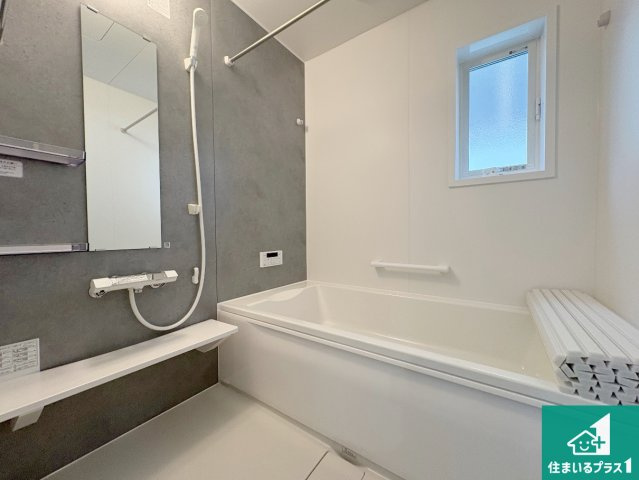 八幡市橋本平野山　第8期　新築一戸建ての浴室|足をゆったり伸ばして寛げる浴槽です。窓が設けられていますので差し込む光が明るく穏やかな雰囲気にしてくれます♪浴室乾燥機も設置しているので、雨の日の洗濯物も安心です♪