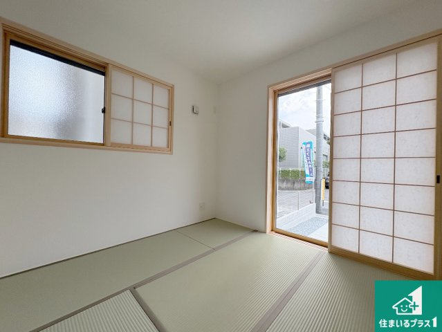 八幡市橋本平野山　第8期　新築一戸建ての和室|一室あると便利な和室は客間としてだけでなく、小さなお子様のプレイルームや食後のくつろぎスペースとしてもご利用いただけます。収納もついていますので大活躍間違いなし！