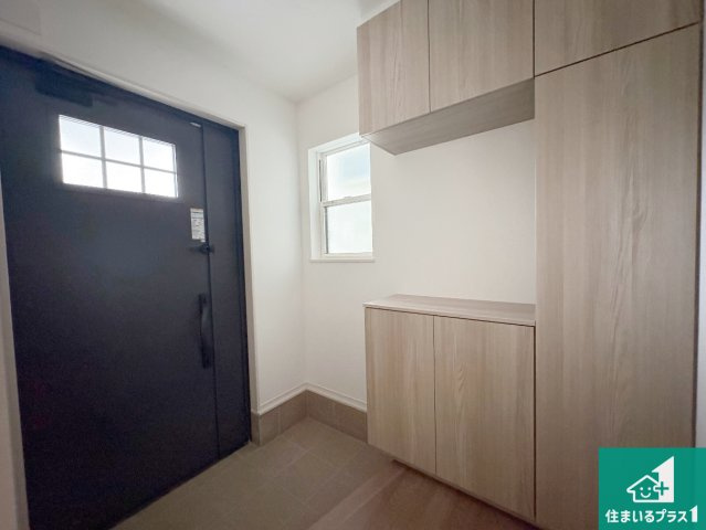 八幡市橋本平野山　第8期　新築一戸建ての玄関|シューズボックスにはたくさんの靴が収納できるので玄関周りはいつもスッキリ！ご家族が増えても安心！