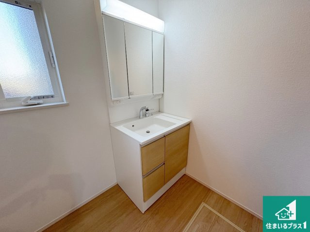 八幡市男山松里　第3期　新築一戸建ての独立洗面台|清潔感のある洗面台です。フラットな鏡は掃除がしやすく毎日清潔！鏡裏には収納があるのでスッキリとした洗面台が保てます。