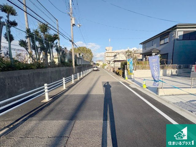 八幡市男山松里　第3期　新築一戸建ての前面道路含む現地写真|周辺は閑静な住宅街！前面道路広々で車の出し入れも便利です。駐車が苦手な方でも安心して車庫入れできます！