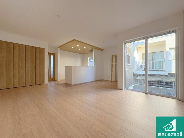 八幡市男山松里　第3期　新築一戸建ての居間・リビング|日当たり良好の明るいリビングで朝の目覚めもスッキリできそう！対面キッチンでご家族のコミュニケーションも自然と増える設計！小さなお子様が遊ぶスペースを作っても広々とくつろげるLDK！