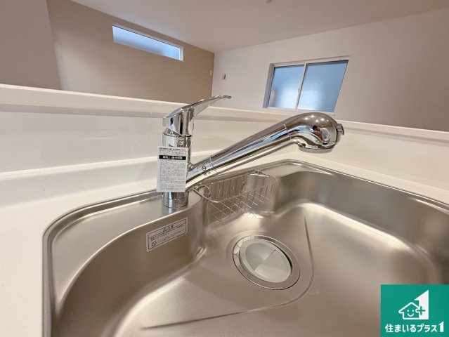 八幡市男山松里　第3期　新築一戸建ての浴室|浄水器を内蔵！炊飯時、お茶を作る時に安心してお水を使えます！お湯と冷水、浄水と原水、シャワーの切替えもワンタッチです！