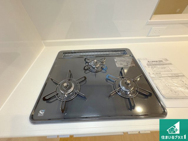 八幡市男山松里　第3期　新築一戸建ての設備|ダブル高火力Ｓｉセンサー付きコンロ！３口あるので、まとめて料理をする時も大活躍！