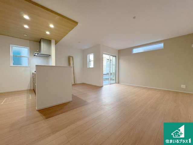 八幡市男山松里　第3期　新築一戸建ての居間・リビング|子供を見守りながらお料理が出来るため家族のコミュニケーションか増えます♪スペースが広く確保されている為お子様が大きくなったときは一緒に料理を楽しめます♪