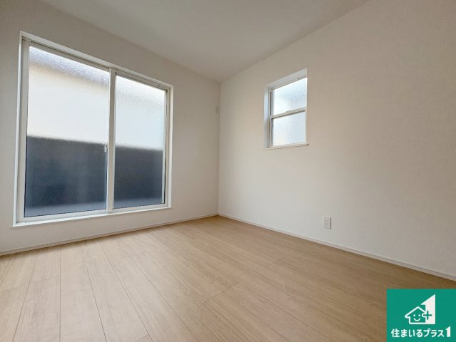 八幡市男山松里　第3期　新築一戸建ての洋室|寝室は心地よい眠りについてもらいたくて、シンプルかつ開放的な空間な設計にしています！大きな窓から差し込む日が心地いいです♪