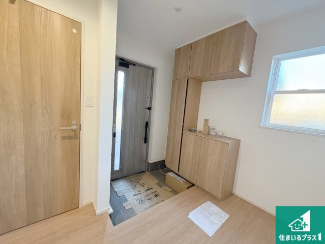 八幡市男山松里　第3期　新築一戸建ての玄関|シューズボックスにはたくさんの靴が収納できるので玄関周りはいつもスッキリ！ご家族が増えても安心！