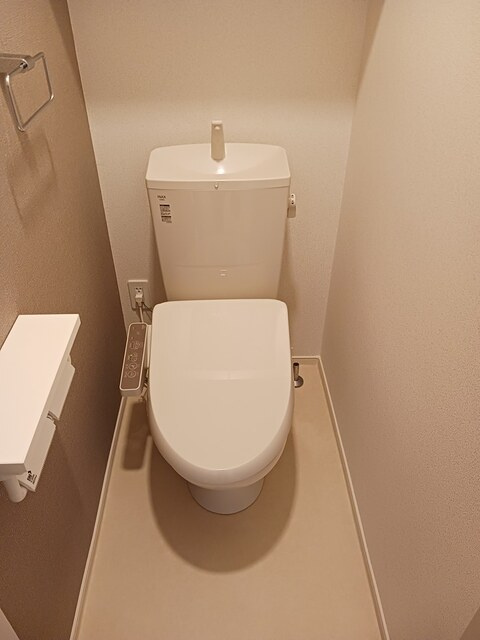 広島市安佐北区可部３丁目のアパートのトイレ|シャワートイレ・収納棚あり