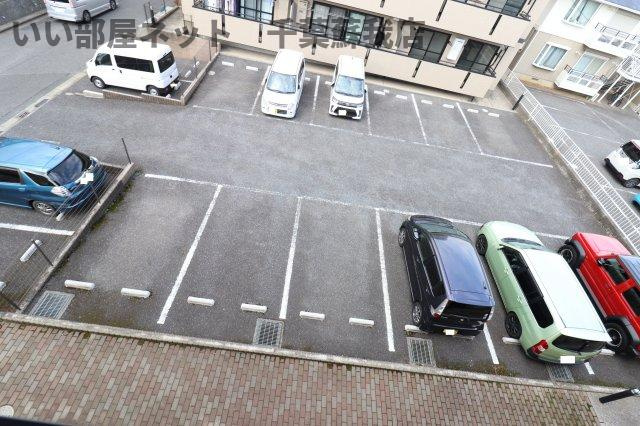 ロイヤルハウス　Ａの駐車場|車をお持ちの方に嬉しい駐車場付きの物件です