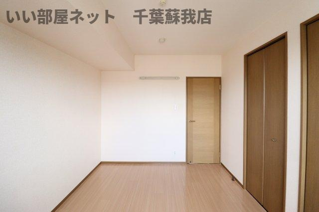 ロイヤルハウス　Ａの寝室|開放的な寝室です