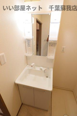 ロイヤルハウス　Ａの洗面所|朝の準備に活躍する、洗髪洗面化粧台！