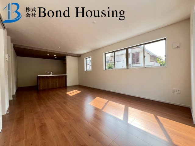 嬉しいリビング階段・設備充実　山手台2丁目　全2棟　2号棟の居間・リビング