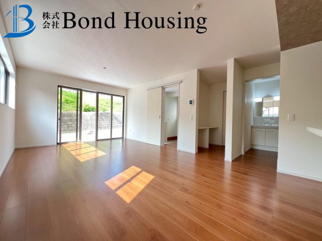 嬉しいリビング階段・設備充実　山手台2丁目　全2棟　2号棟の居間・リビング