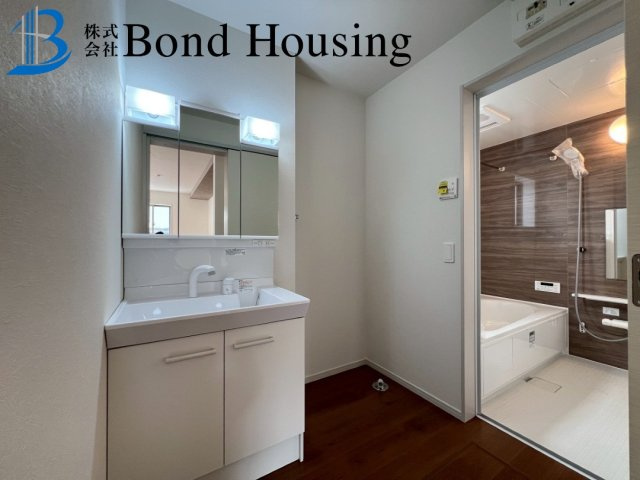 嬉しいリビング階段・設備充実　山手台2丁目　全2棟　2号棟の独立洗面台